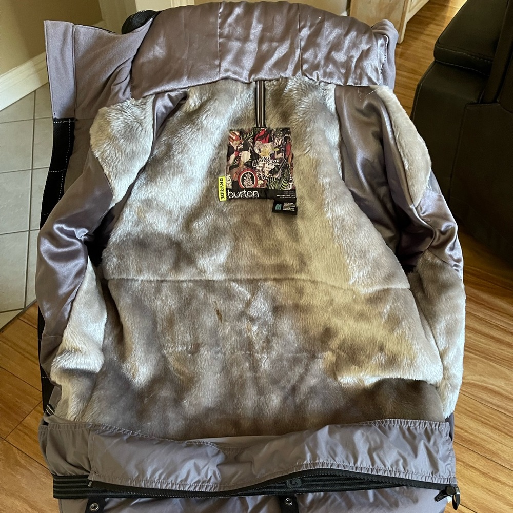 Burton snow jacket size M (runs a bit small) - Picture 3 of 6